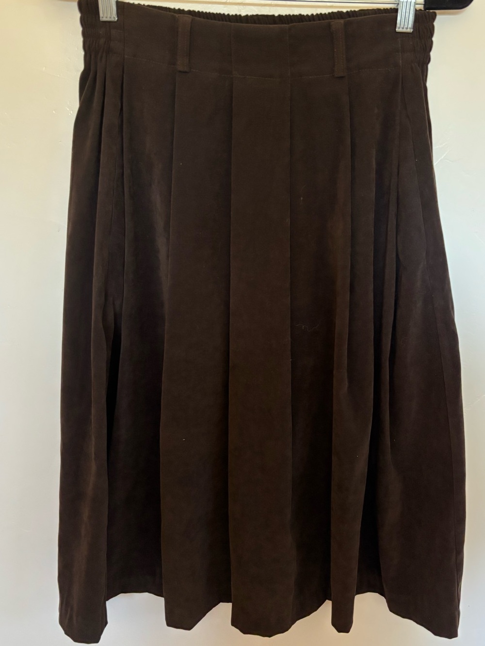 Vintage Orvis Brown Pleated Vegan Suede Midi Skirt Elastic Waist Belt Loops 90s